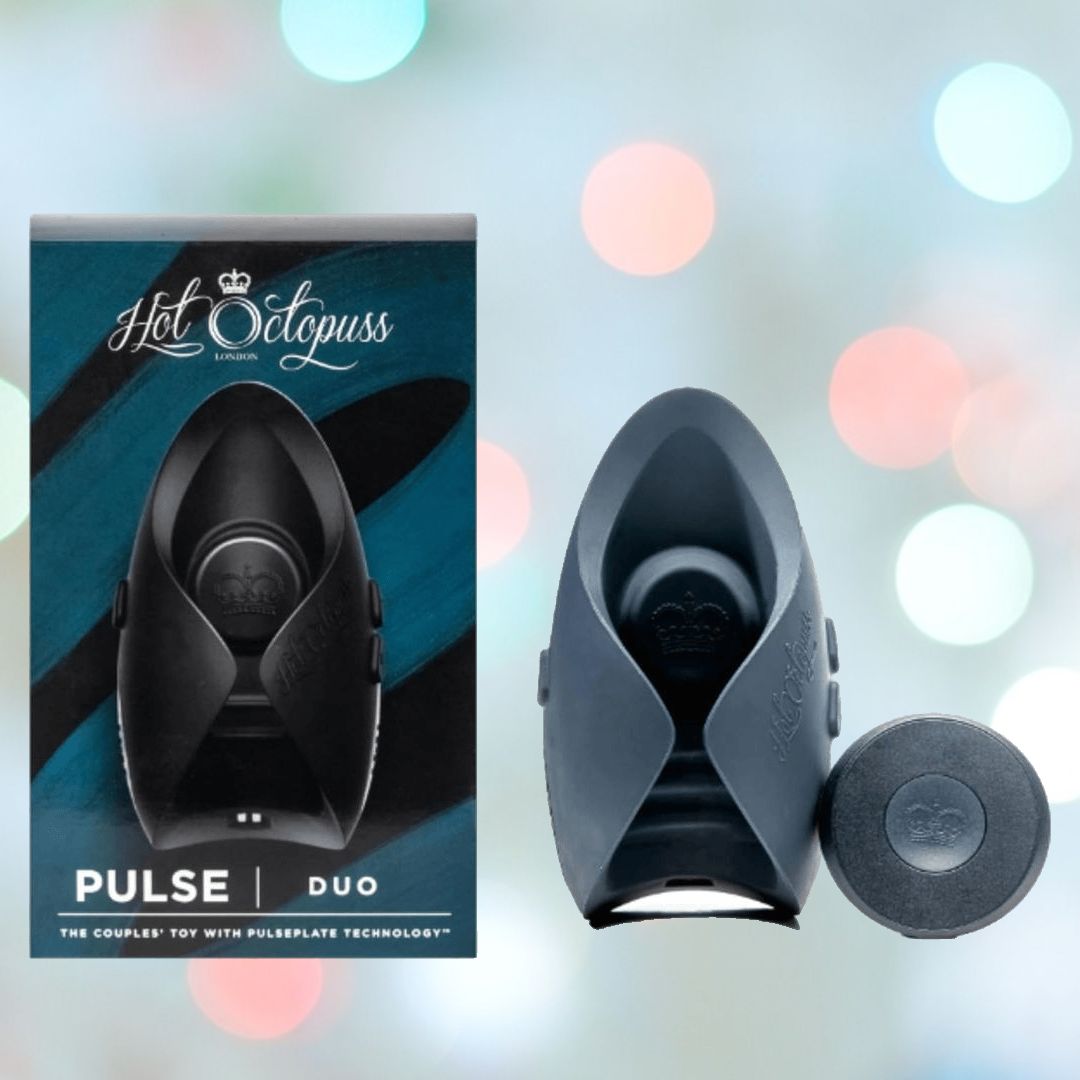 A black Hot Octopuss Pulse 3 Duo couple's vibrator, designed for shared pleasure, is shown in front of its packaging on a blurred background. The device boasts a distinctive design and intense vibrations, highlighted with "PulsePlate Technology.